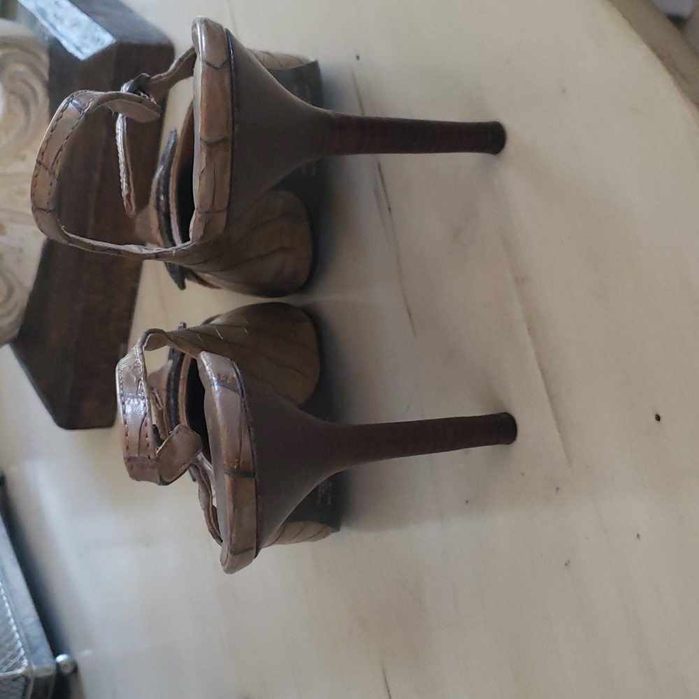 Heels - Picture 3 of 4